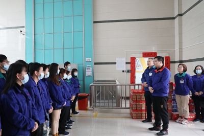 2022大年初一總裁潘正強(qiáng)慰問一線員工